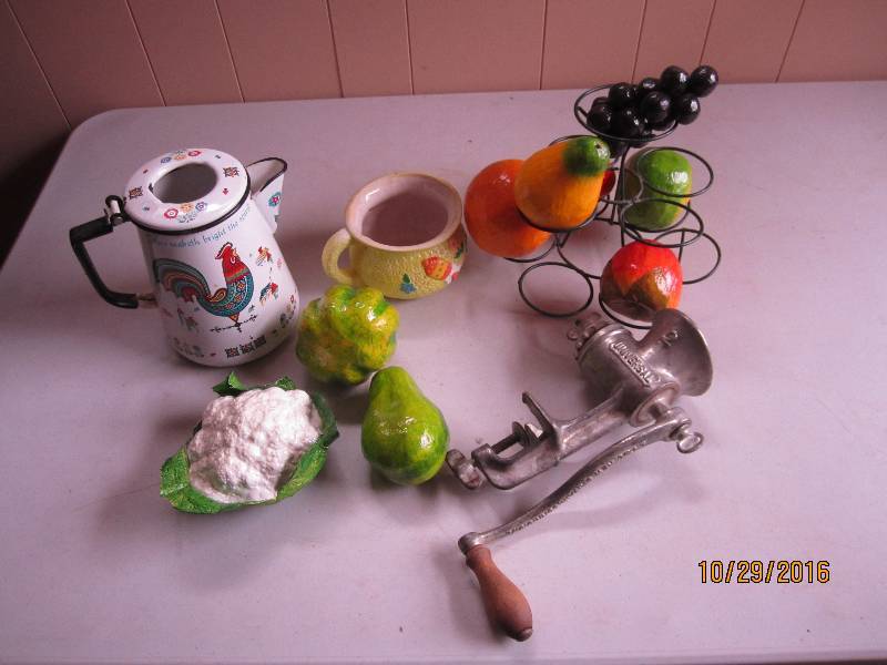 lot 95 image: Lot of kitchen items...