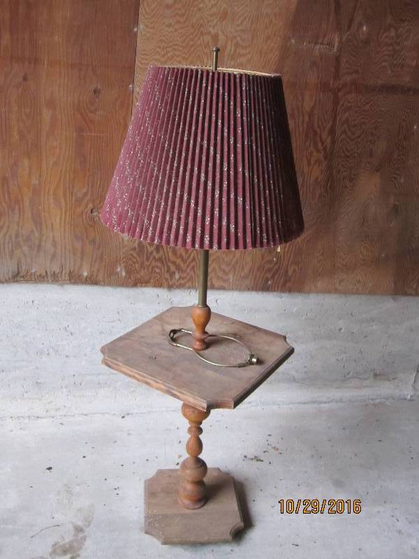 lot 105 image: Vintage table lamp...