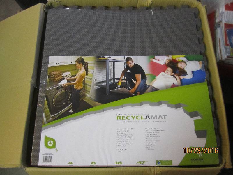 lot 114 image: New ergonomic floor matting interlo...