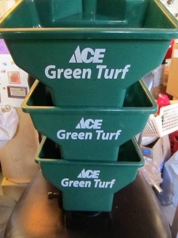 lot 7 image: 3 Ace green turf mini spreader...
