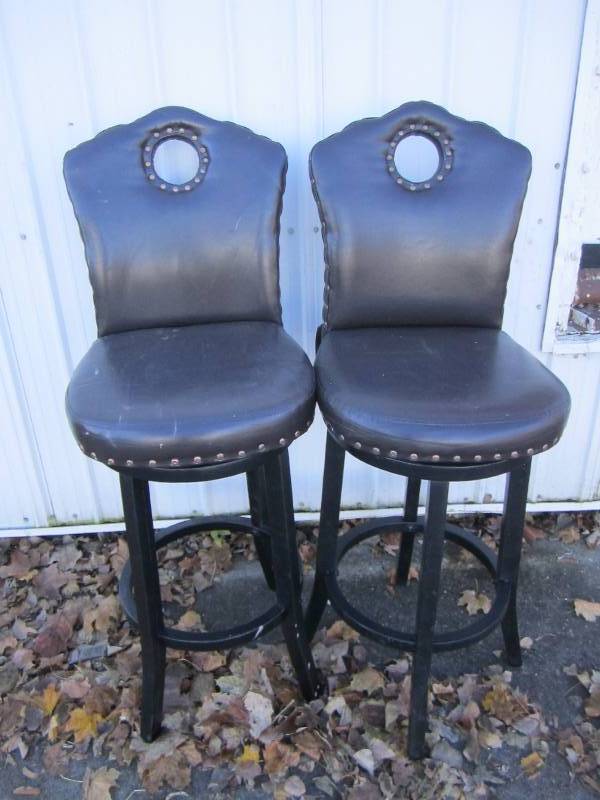 lot 16 image: 2 Swivel seat bar stools