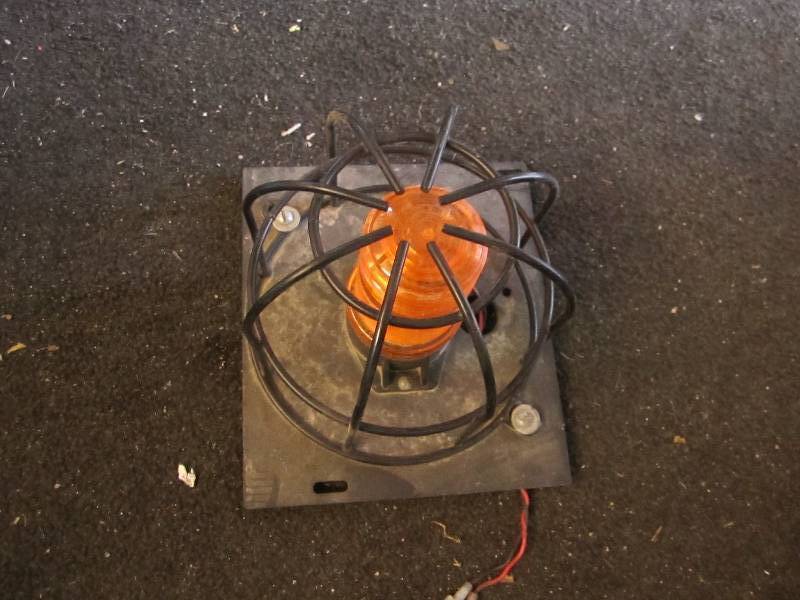 lot 28 image: Flashign alert light...