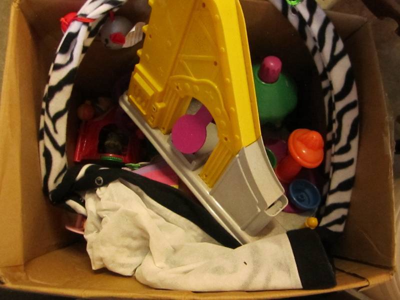 lot 163 image: Box of mixed toys...