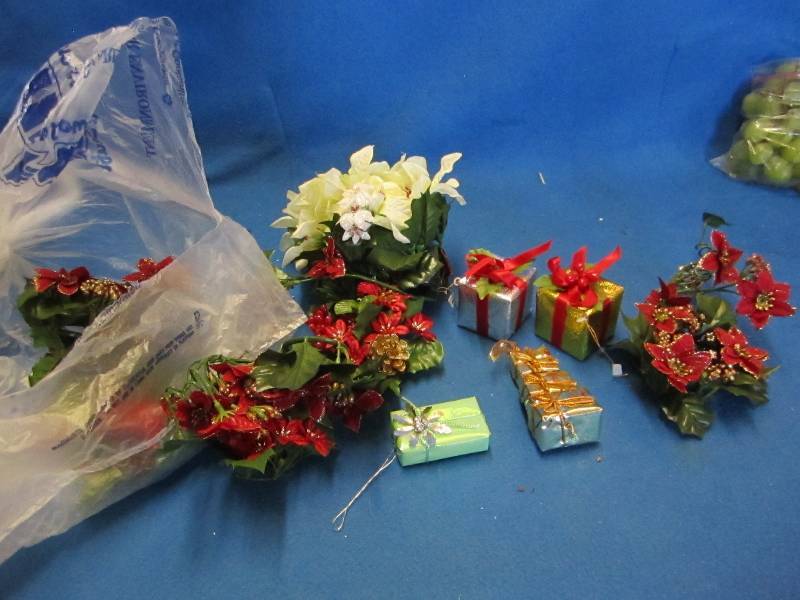 lot 166 image: christmas dcor...