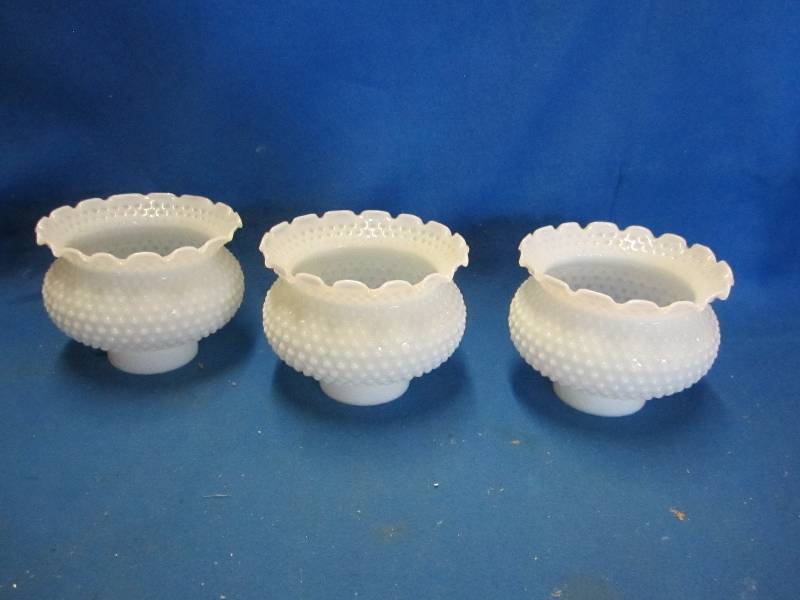 lot 199 image: Lot of milkglass...