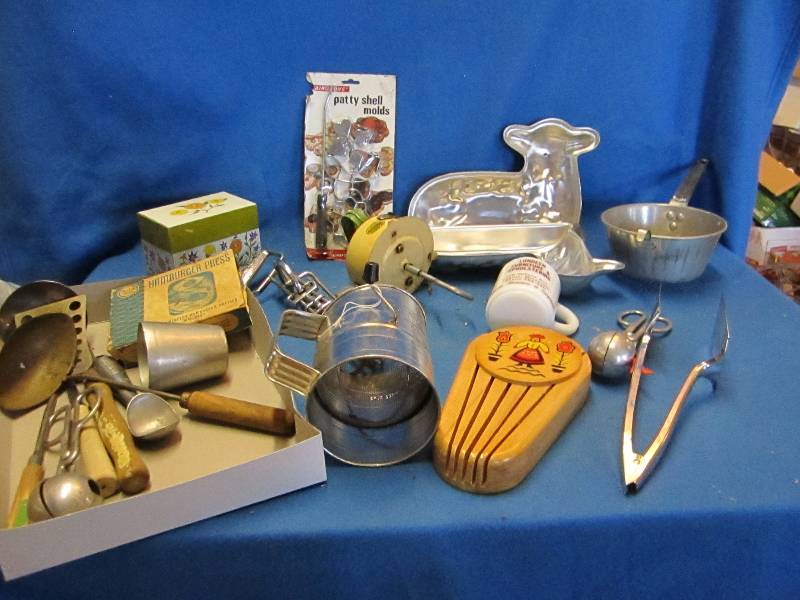 lot 201 image: Lot of vintage kitchenware...