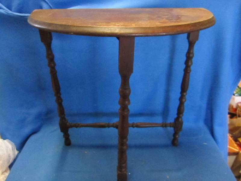 lot 206 image: Small night stand table...