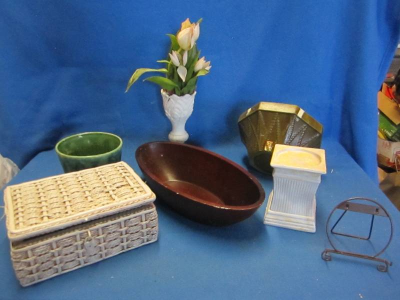 lot 218 image: Lot of decorative items...