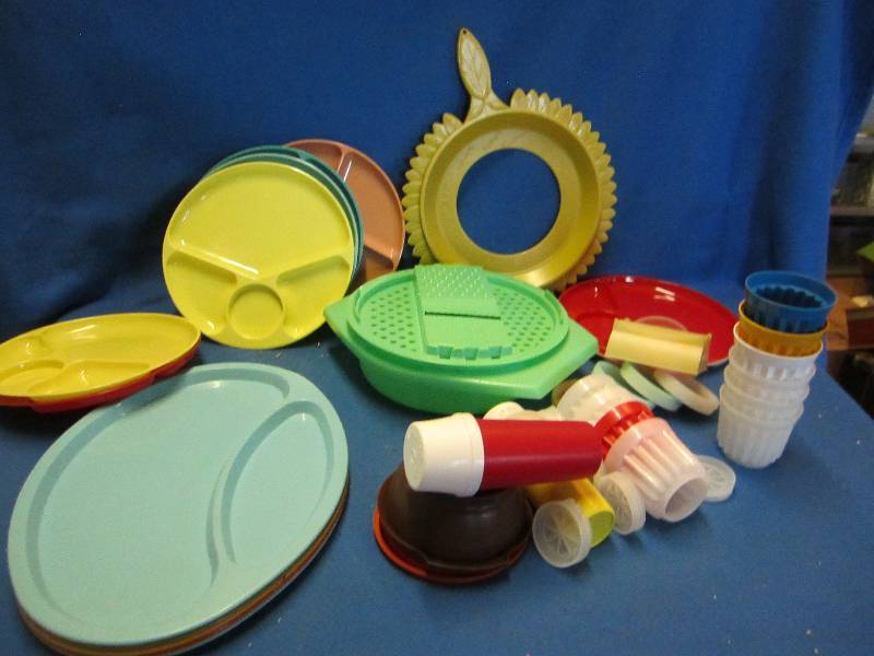 lot 231 image: Lot of vintage plastic ware...