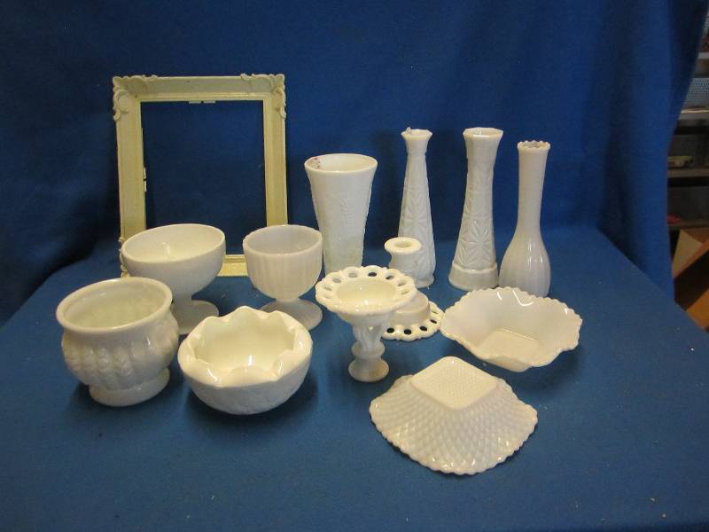 lot 252 image: Lot of glassware...