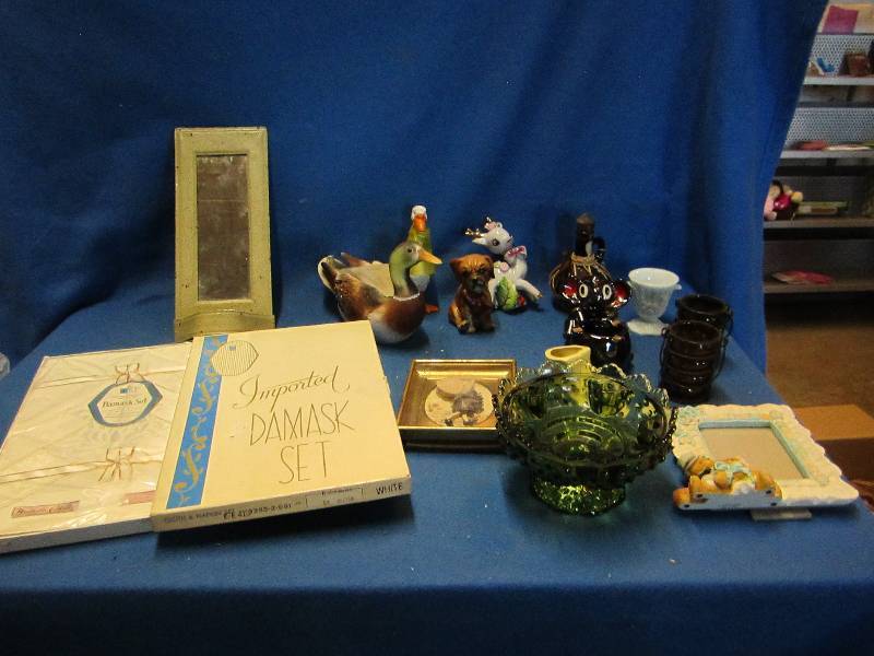 lot 237 image: Lot of decorative items...