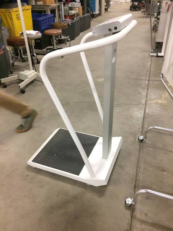lot 14 image: Tanita 3101 Digital Medical Scale weight capacity of 900 lbs White With Hand Rails Great Condition