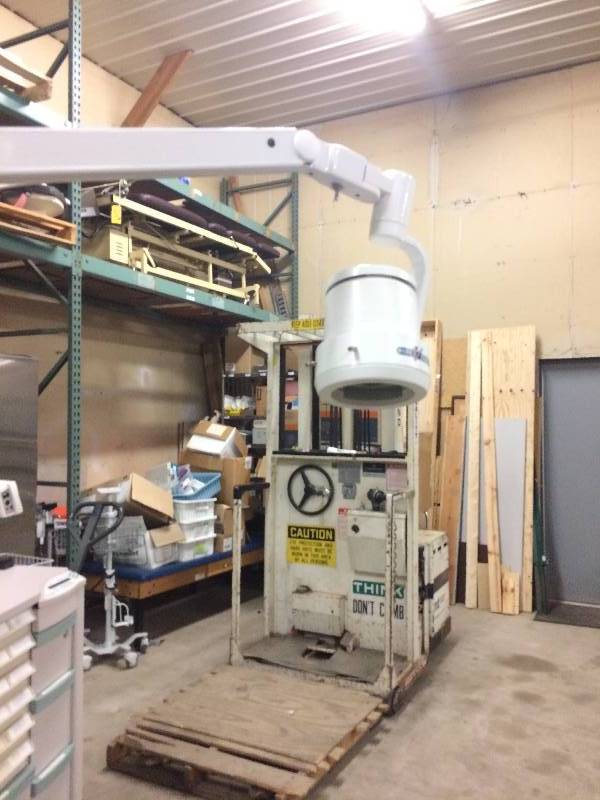 lot 12 image: Dre Vista Medical Exam Light White With Wheels Flexible Arms Great Condition