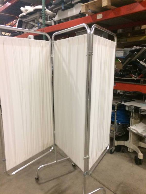 lot 11 image: Privacy Screen 3 Panel Medical Curtain With Wheels White Great Condition