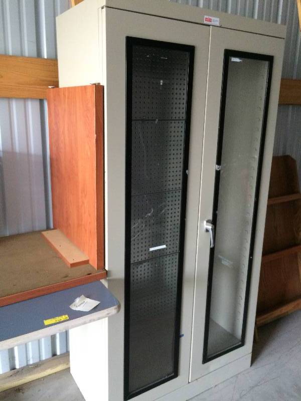 lot 74 image: MEDICAL METAL & GLASS TWO DOOR CABINET