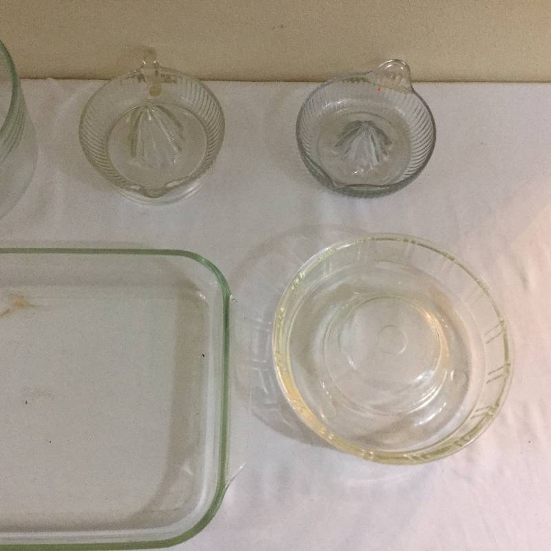 lot 3 image: Glass kitchen items