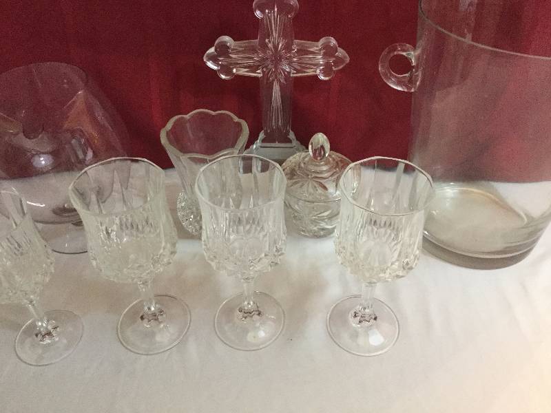 lot 5 image: 9 Glass and crystal items