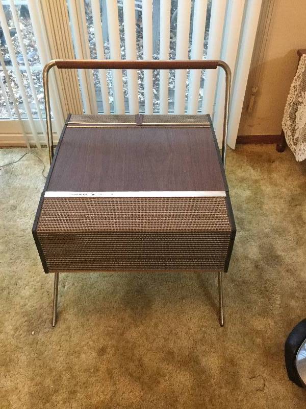 lot 9 image: Vintage Motorolla Record Player