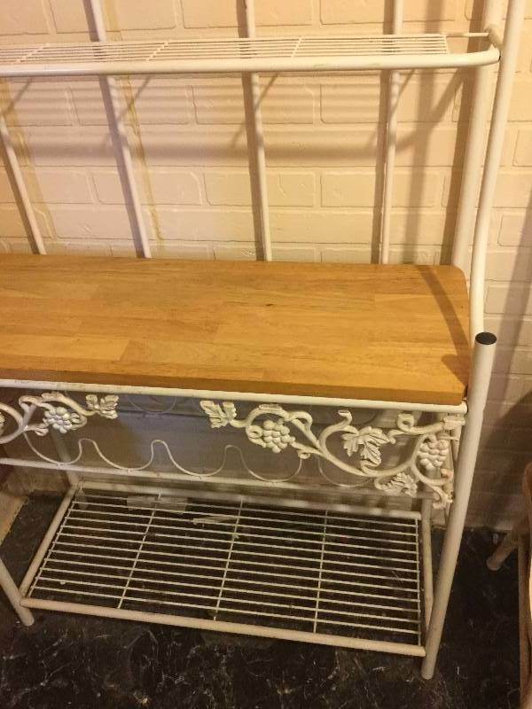 lot 11 image: Bakers Rack