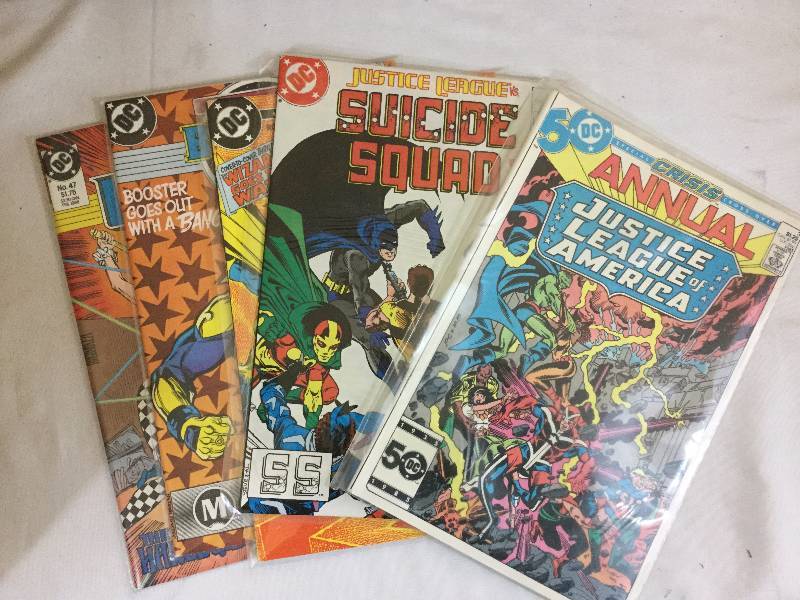 lot 16 image: 5 Boxes of DC comic books