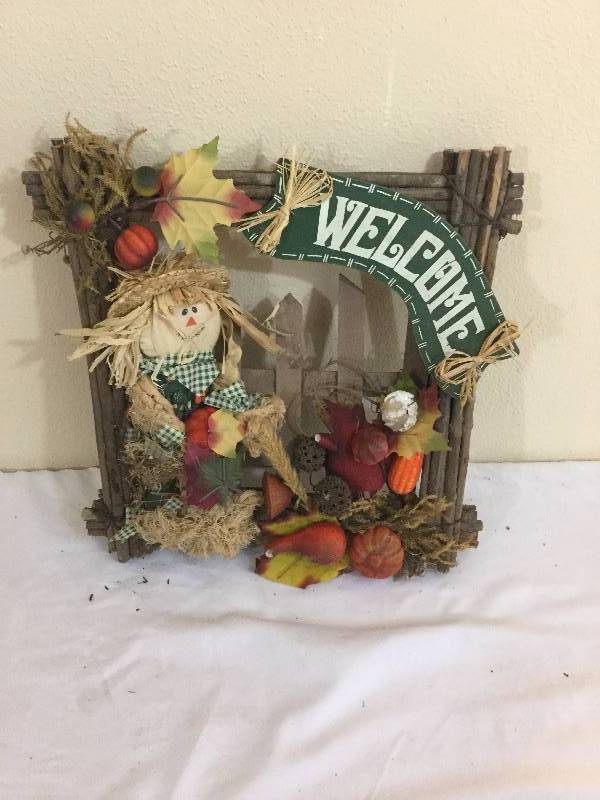 lot 18 image: Wood Signs and dcor