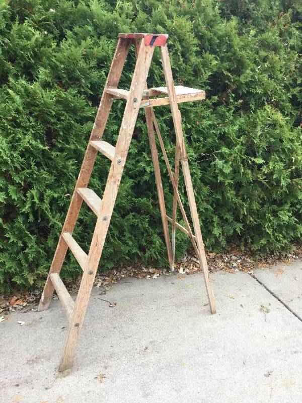 lot 20 image: 6 wood ladder