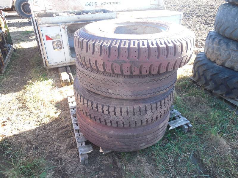 4 TIRES 10.00 X 20 WITH RIMS