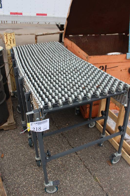 lot 218 image: Extendable Wheeled Conveyor Table