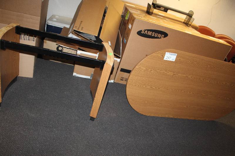 lot 237 image: Table & Stand