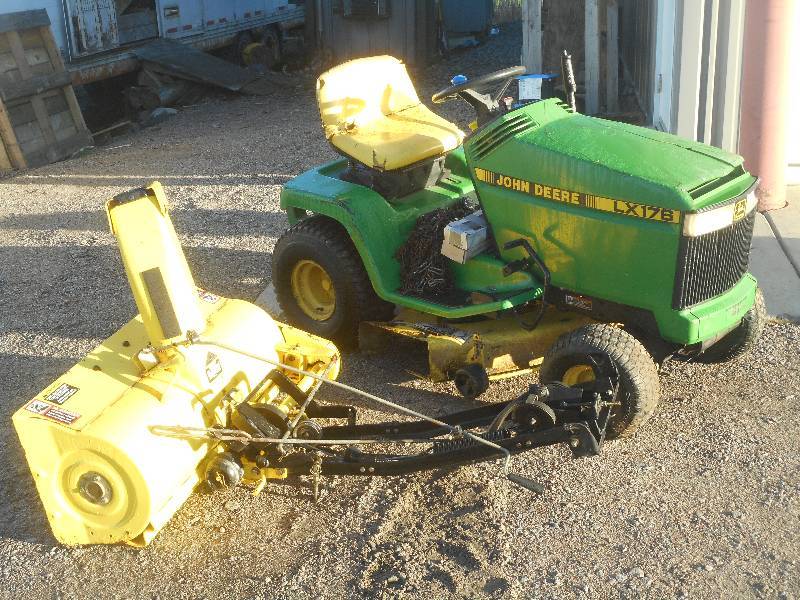 lot 12 image: John Deere LX176 Lawn Tractor With ...