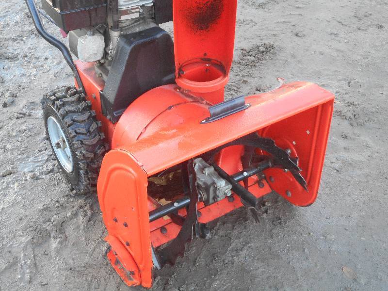 lot 8 image: Ariens 5520 Snowblower, 5.5HP Engin...