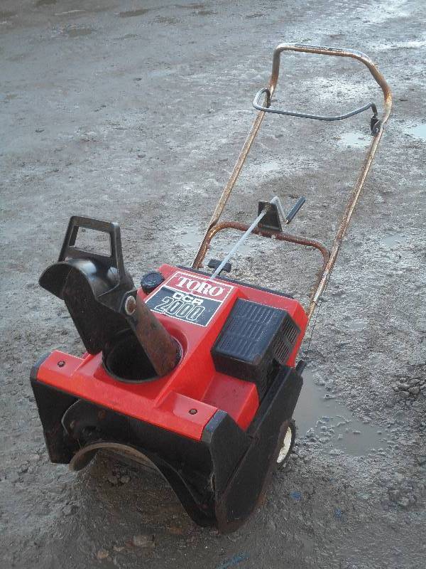 lot 9 image: Toro CCR2000 Snowblower, Single Sta...