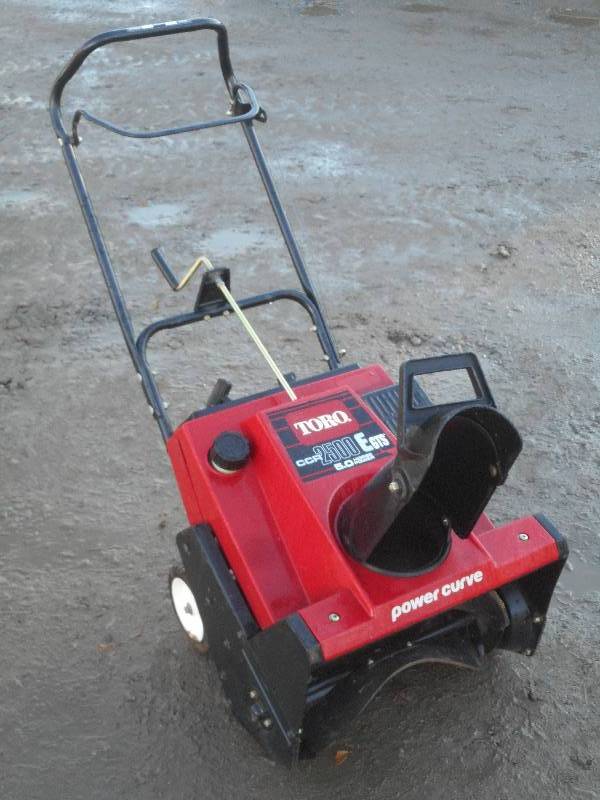lot 10 image: Toro CCR2500E GTS Snowblower, Singl...