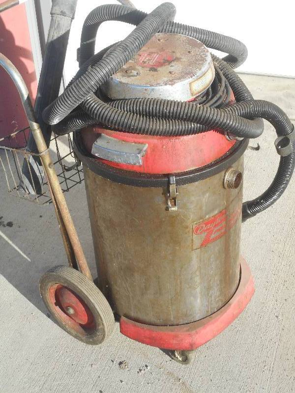 lot 15 image: Dayton WetDry Vac With Hose Set, U...