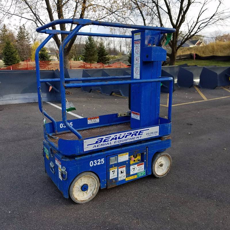 lot 45 image: Upright UT 12 Lift