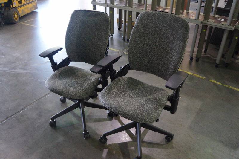Lot of 2 office chairs