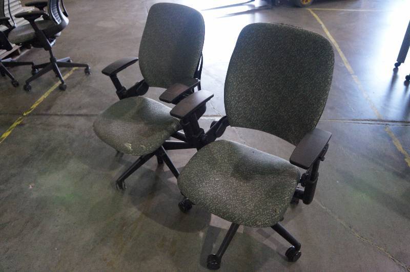 Lot of 2 office chairs