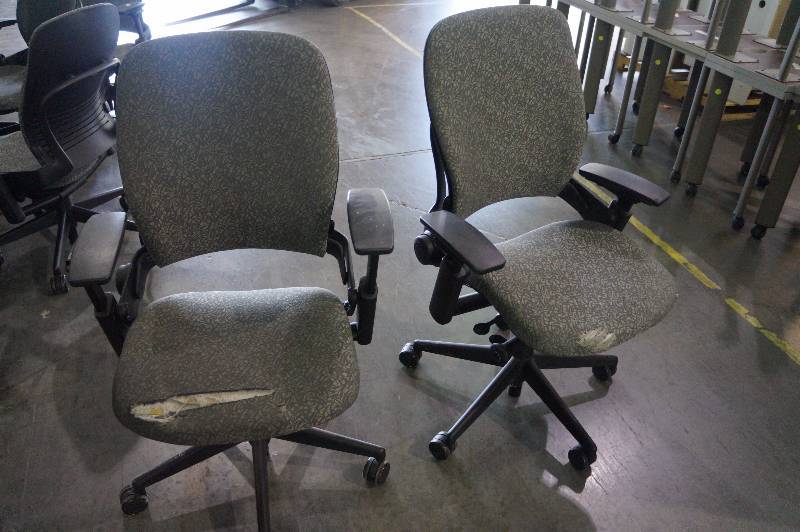 Lot of 2 office chairs