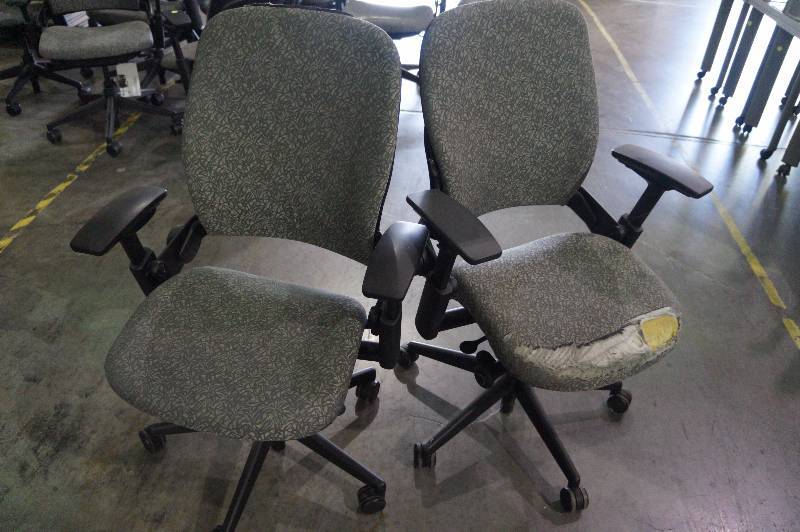 Lot of 2 office chairs