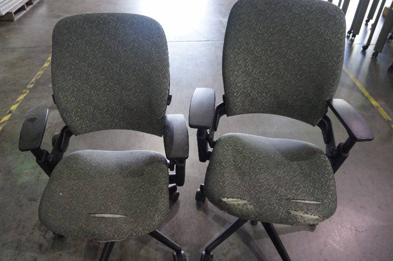 Lot of 2 office chairs