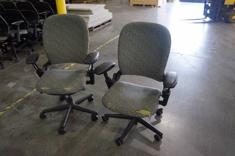 Lot of 2 office chairs