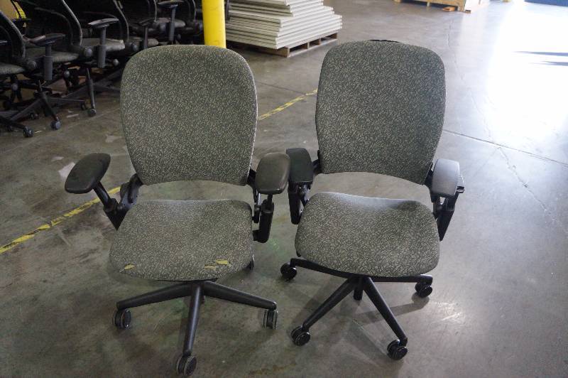 Lot of 2 office chairs