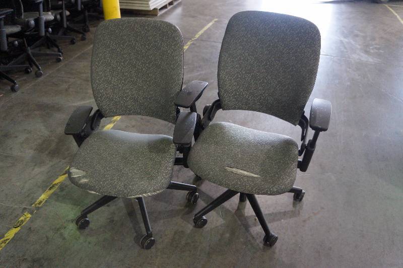 Lot of 2 office chairs