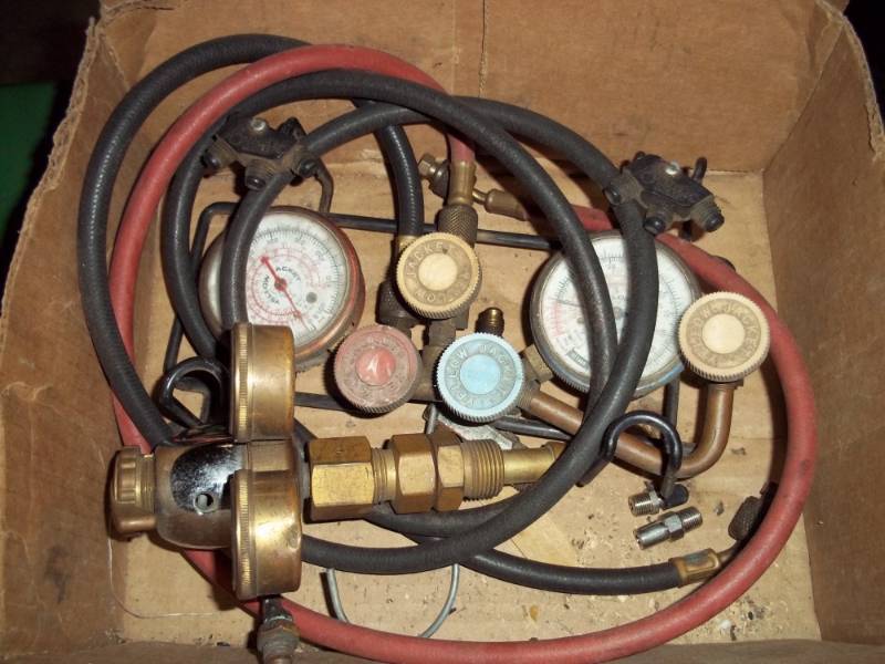 lot 4 image: Regulator Set