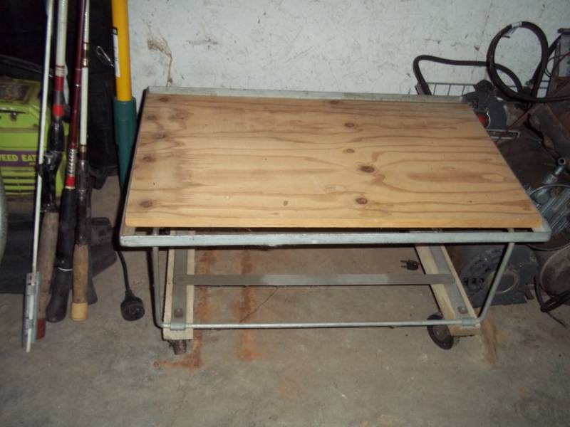 lot 32 image: Metal Frame tool table 18 x 26 x 14