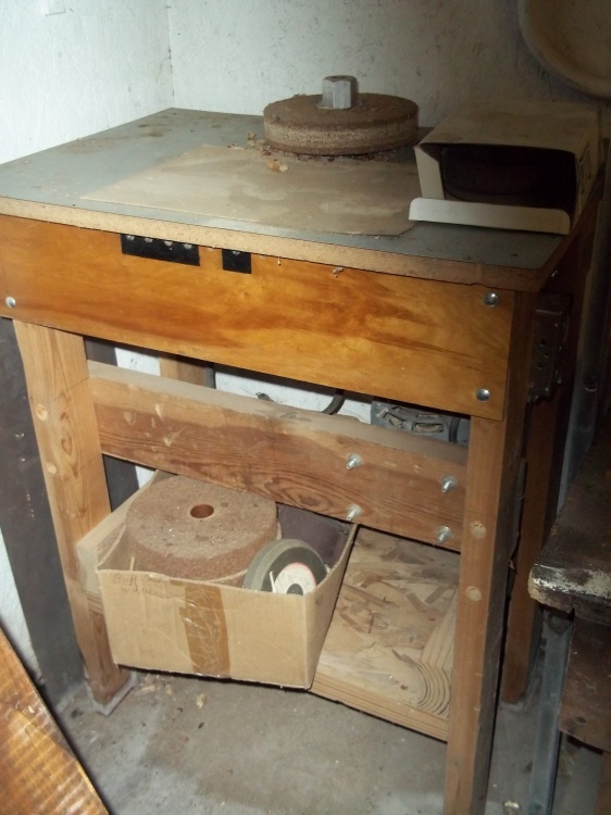 lot 53 image: Grinding table includes motor and grinding wheels