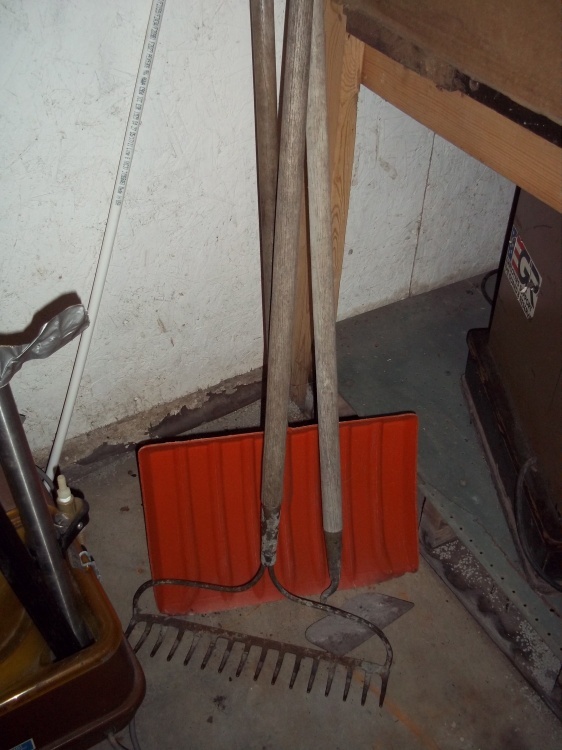 lot 78 image: Snow shovel, hoe, rack