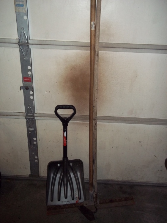 lot 104 image: Adjustable snow shovel, hoe, rubber squeeze