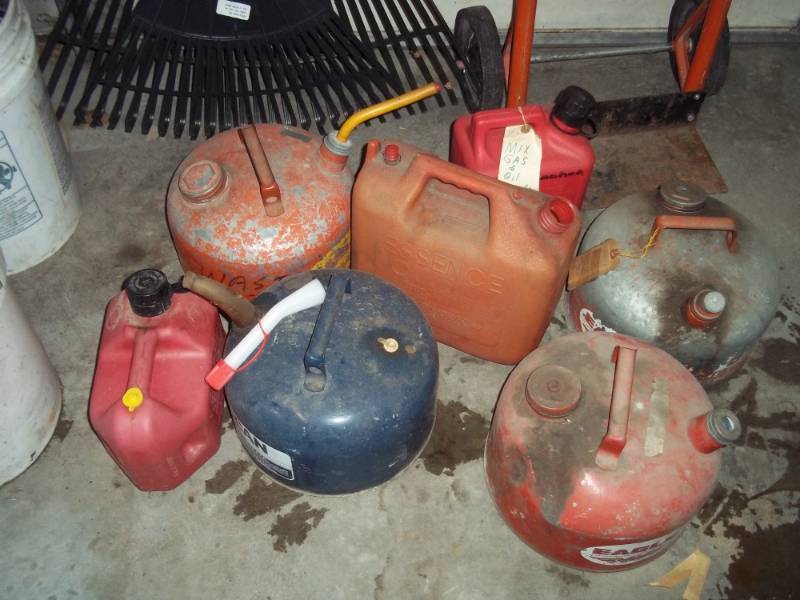 lot 109 image: Lot of gas Cans