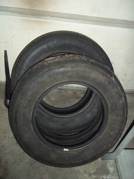 lot 111 image: 2 tires P19570R14